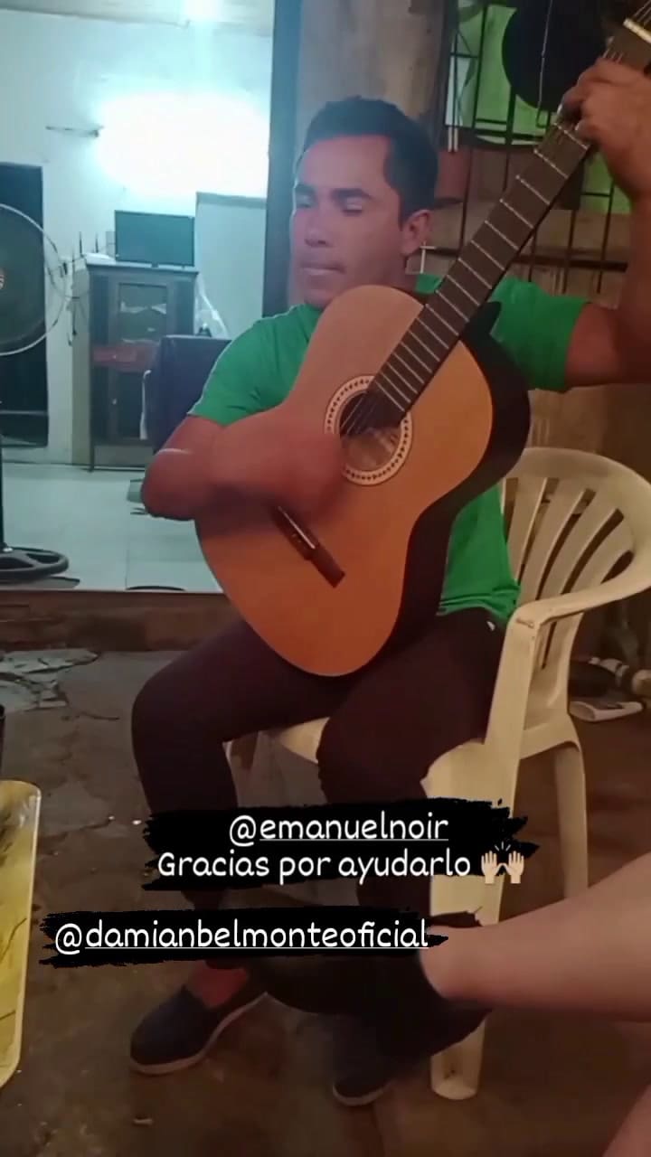 Damián ya canta con la guitarra que le regaló Emanuel Noir