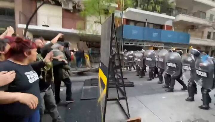 Enfrentamiento entre manifestantes y la policía de la ciudad