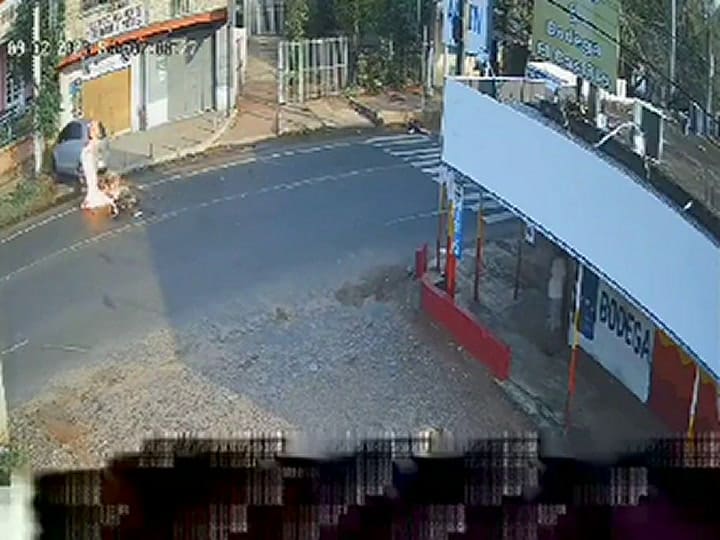 Un hombre sufrió un brutal impacto contra un auto, salió volando por el aire y su moto explotó