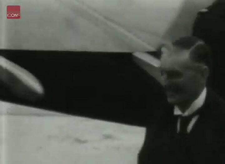 Neville Chamberlain regresa de Alemania con el Acuerdo de Munich