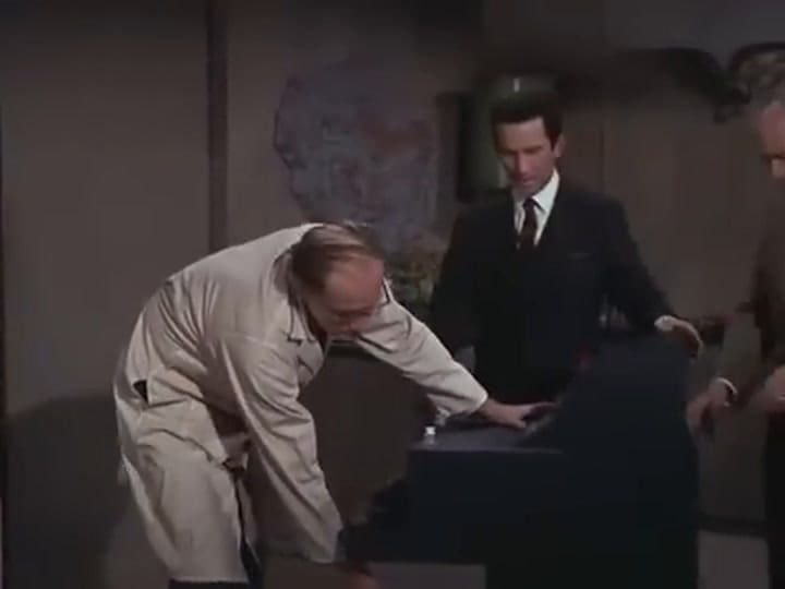 El Jefe cantando en la serie