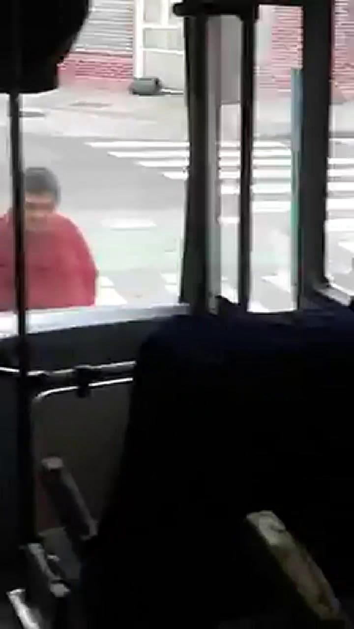 El momento que el hombre amenaza al colectivero