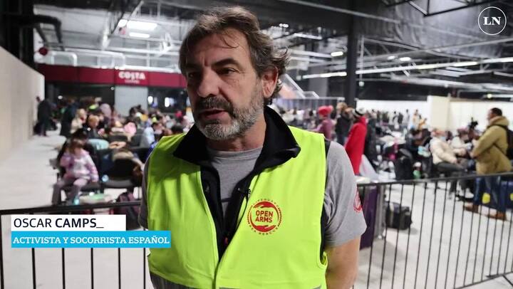 Oscar Camps en un centro de refugiados
