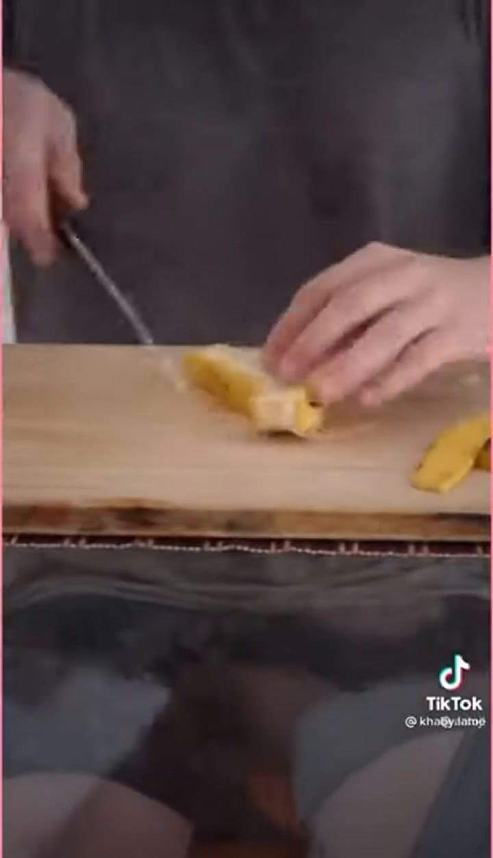 Khaby Lame muestra la simpleza de pelar una banana