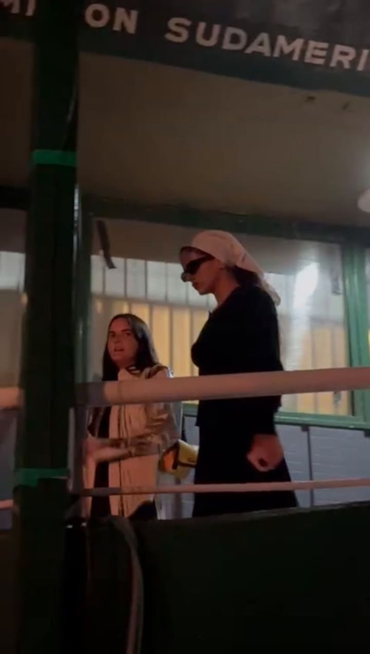 Rosalia en Ferro viendo los Cindy Cats