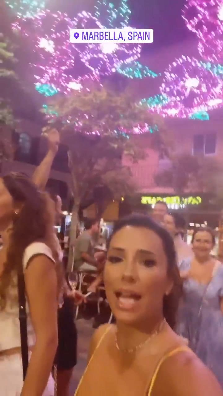 Eva Longoria disfruta de su recorrido nocturno en Marbella mientras luce un impresionante vestido