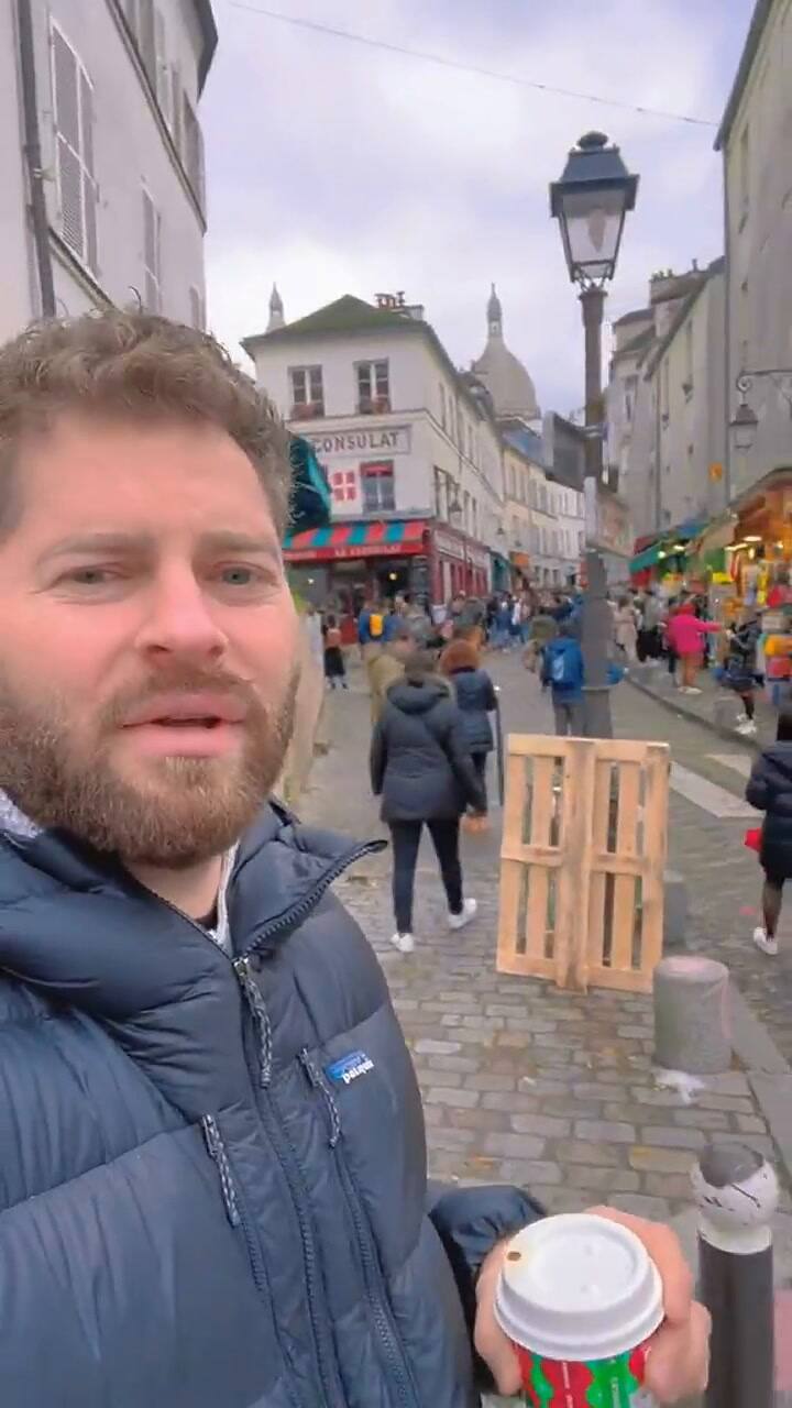Jaymes Vaughan camibana junto a Jonathan Bennet por la plaza de Tertre, en París