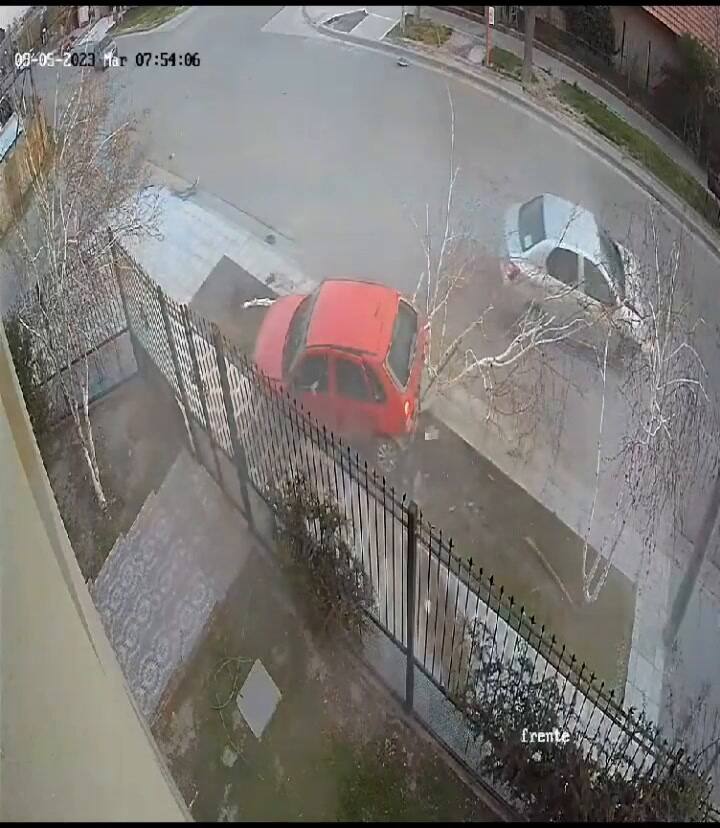 Dos autos chocaron a toda velocidad y uno impactó contra el frente de una casa