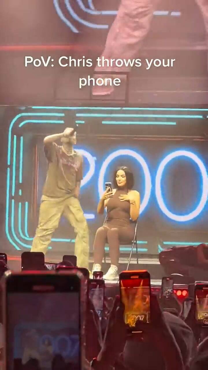 Chris Brown lanzó el celular de una de sus fans al público