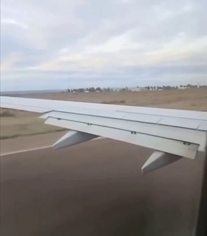 Un avión debió frenar su despegue por la explosión de una turbina