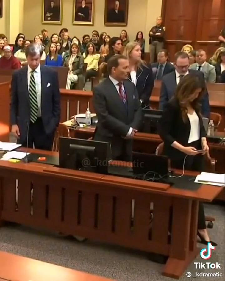 Johnny Depp con su abogada Camille en el juicio contra Amber Heard