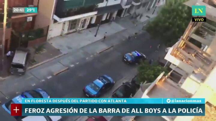 Feroz agresión de la barra de All Boys a la policía