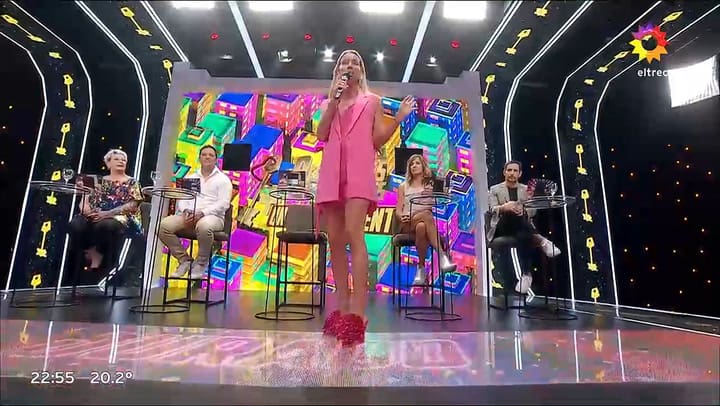 Nicole Neumann volvio a postrar su talento en el yoga