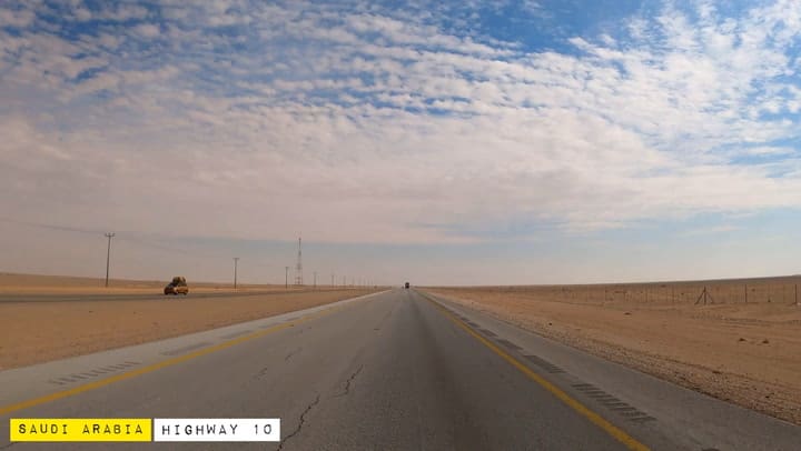 Así es la ruta sin curvas más larga del mundo: 240 km. a través del desierto y récord Guinness