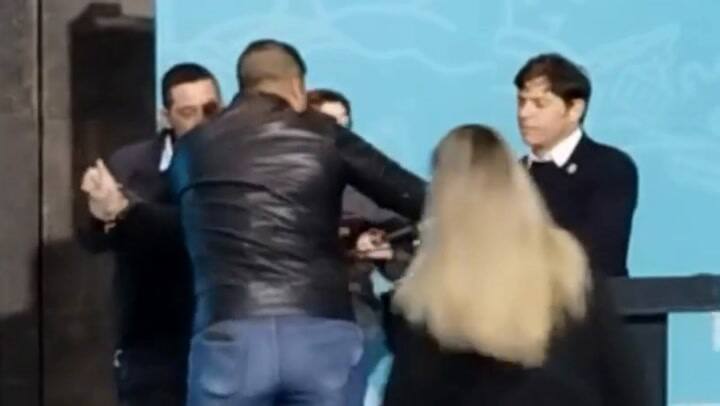 GIF Kicillof fue increpado por una mujer en un acto en Brandsen