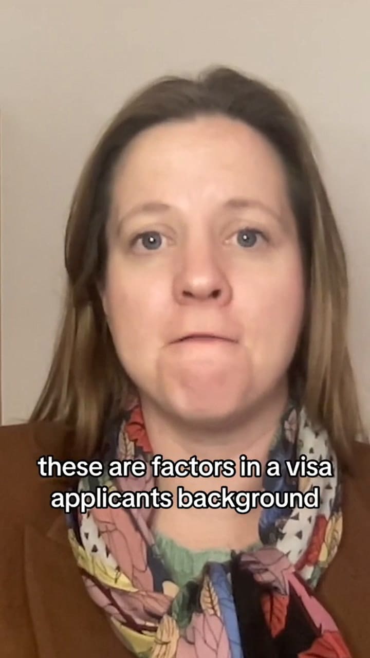 Es oficial de visas y explica cuáles son las alertas en los solicitantes