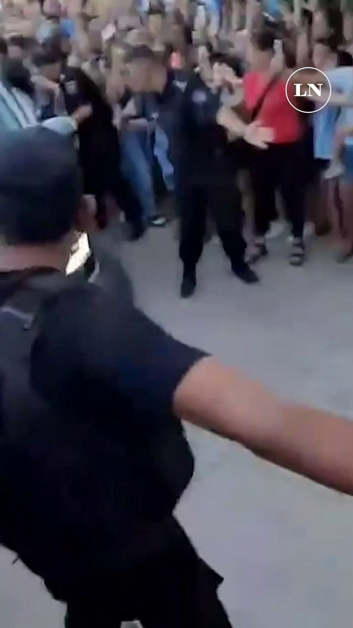 El ingreso de Messi a su casa en Funes