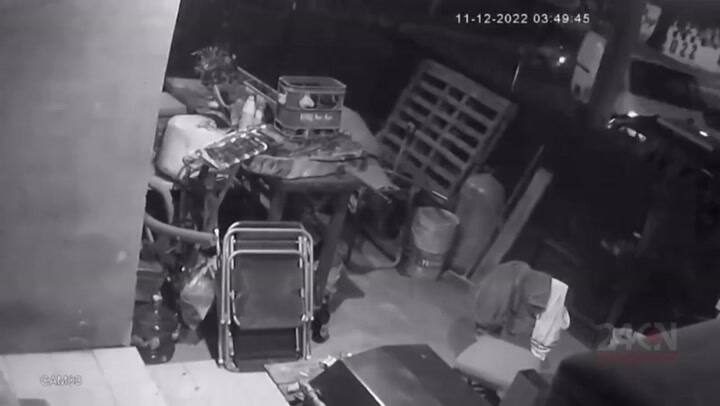 Isidro Casanova: un conductor dobló mal, atropelló a dos jóvenes que iban en moto y huyó