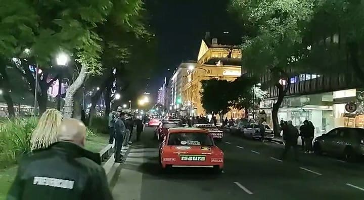 El Turismo Carretera se adueña de las calles porteñas y aparece “a todo motor” en el Teatro Colón