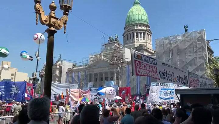 La reacción fuera del Congreso ante el anuncio de proyecto sobre el aborto
