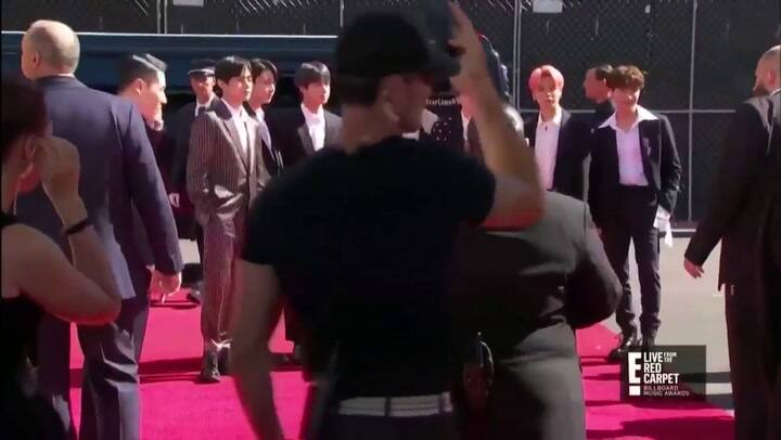 Maluma vivió un incómodo momento por los chicos de BTS - Fuente: E!