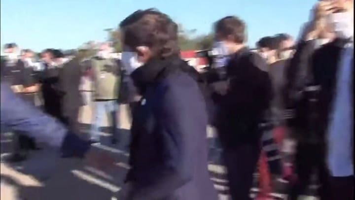 Axel Kicillof recibió el avión de Aerolíneas Argentinas con insumos médicos Gobierno de la Provincia