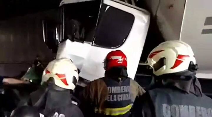 Choque de camiones en el Paseo del Bajo