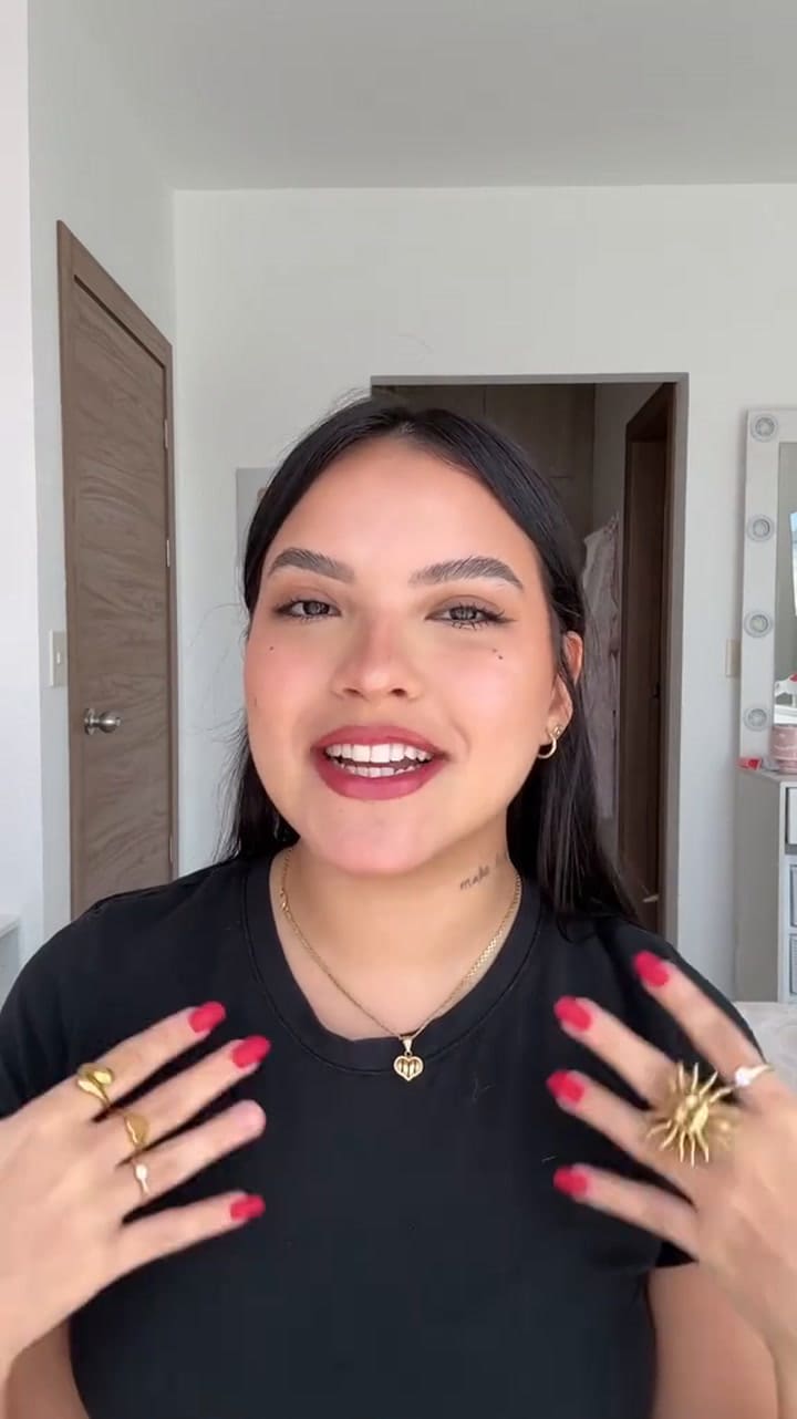 Fue a tramitar su visa y por un error escuchó una conversación del cónsul sobre su caso