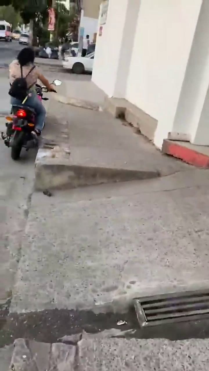 Compró una moto y la estrelló