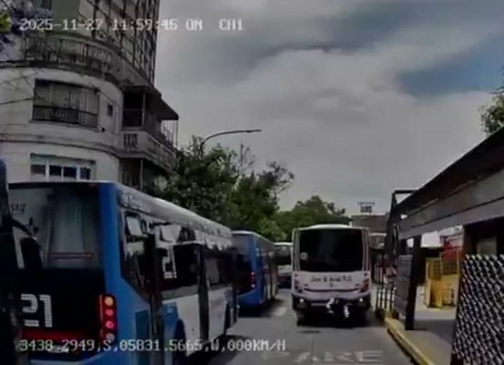 Liniers: un inspector saludaba a un chofer junto a una parada, un colectivo dio marcha atrás y le pasó por encima