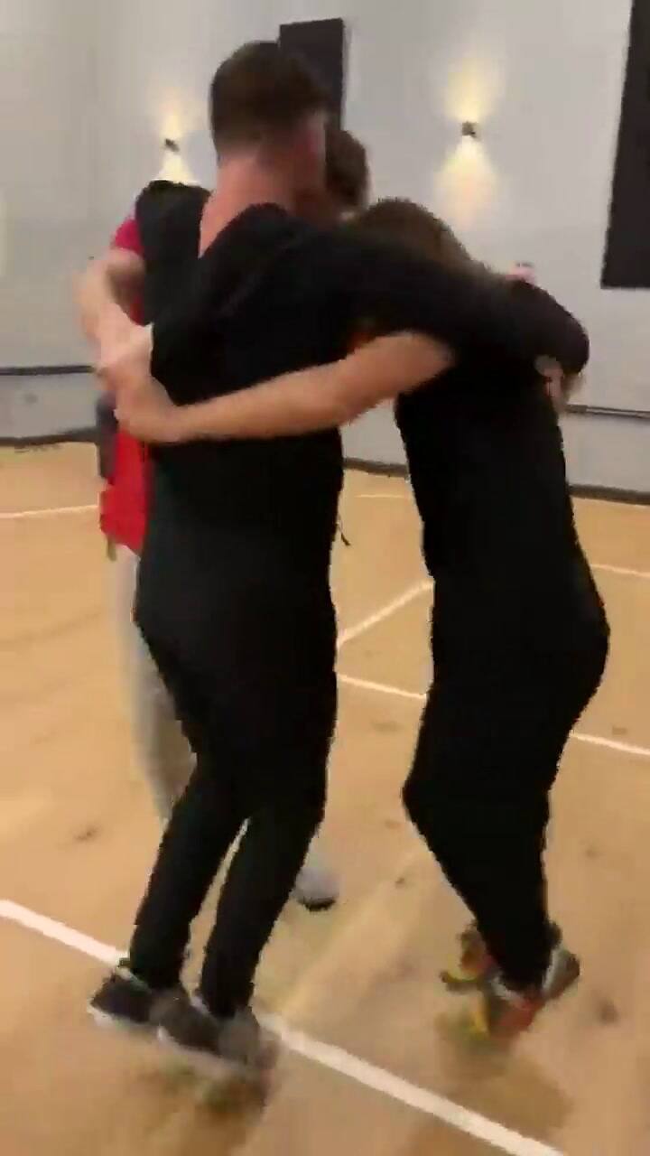 Nuevo viral: el baile del triángulo - Fuente: YouTube