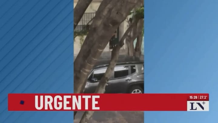 El momento en el que el policía abrió fuego en plena calle en Villa Crespo