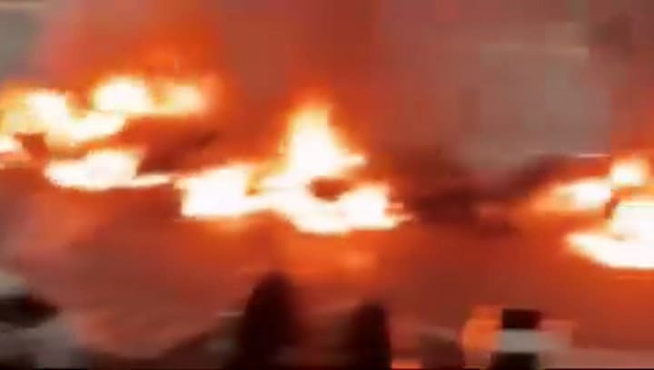 Los seis vehículos en llamas, frente a la legislatura neuquina.