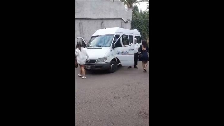 Turistas brasileños discutiendo tras salir de un restaurante mendocino