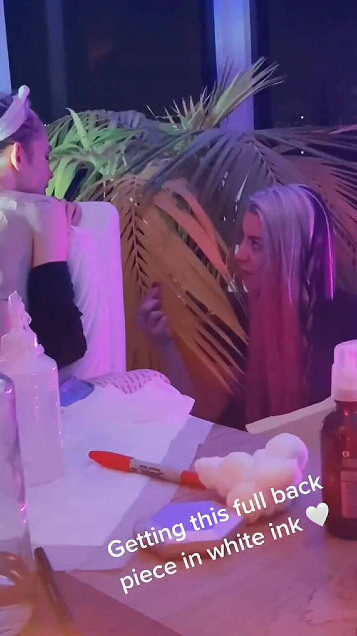 La cantante Grimes, pareja de Elon Musk, exhibió sus “hermosas cicatrices alienígenas”