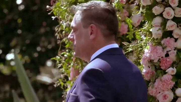 Vio a la novia caminando hacia el altar y se le escapó la frase incorrecta