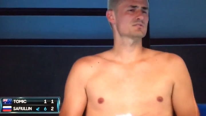 Bernard Tomic le dijo a la jueza de silla en pleno partido que tenía coronavirus
