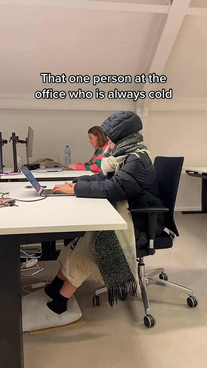 Un tiktoker evidenció el look de su compañera 'friolenta'