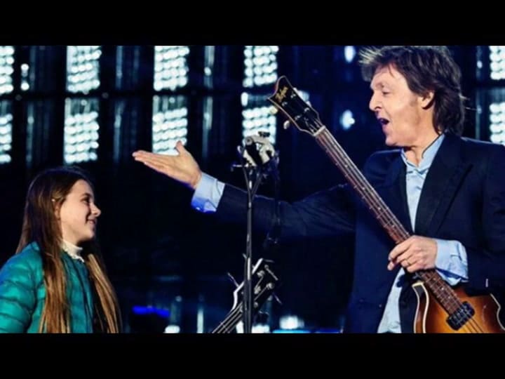 Leila, la niña que tocó el bajo con Paul McCartney