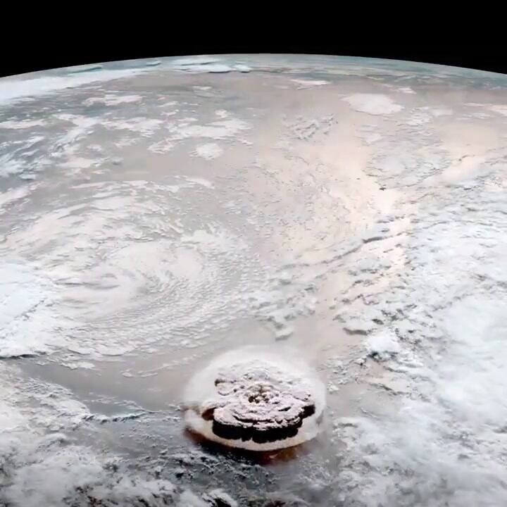 El impactante video que muestra cómo se ve una erupción volcánica desde el espacio