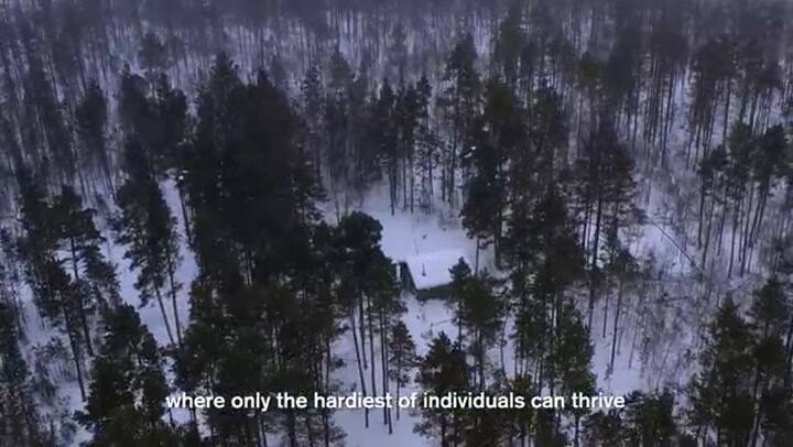 Cómo es la vida del hombre más solitario del mundo que tiene osos como vecinos