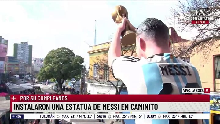 La detallista escultura en tamaño real de Lionel Messi que sorprendió a todos en La Boca