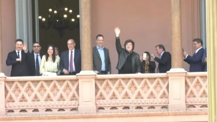 Protesta contra Milei cuando salió al balcón