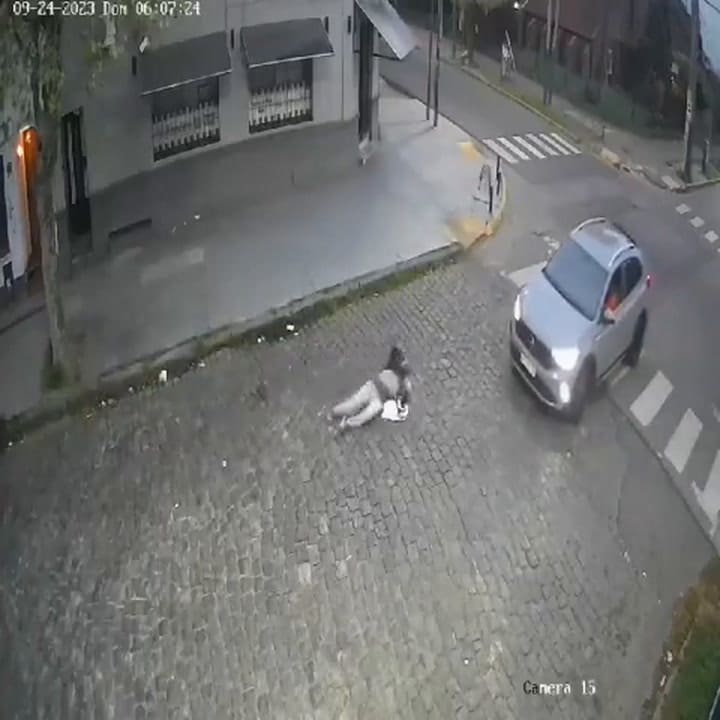 Adrogué un conductor atropelló a una enfermera, la corrió hacía la vereda y se escapó