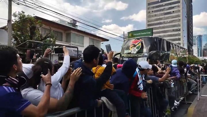Una imagen surrealista: hinchas de Bolivia, vestidos de Argentina, alentando a su selección