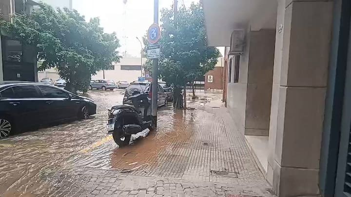 Rotura de un caño e inundación en las Cañitas