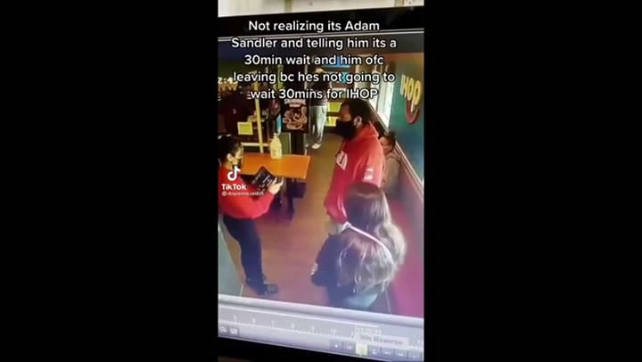 La reacción de Adam Sandler cuando una moza no lo reconoció y le dijo que espere media hora para ser