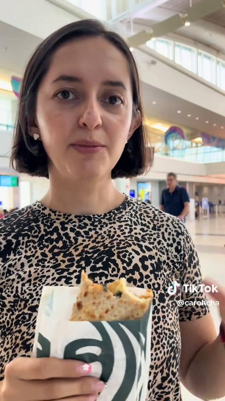 Los agentes le pidieron detallar su destino, mostrar los pasajes de regreso y declarar cuánto dinero llevaba