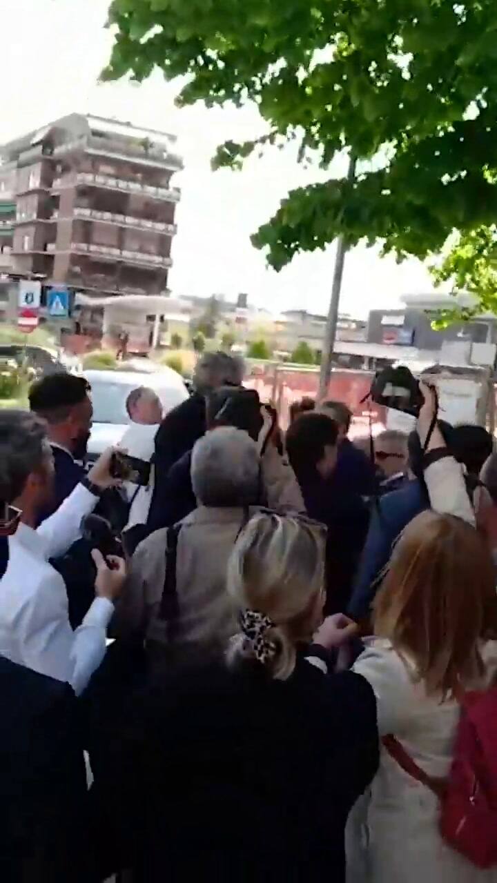 Hombre agrede a ex primer ministro italiano Giuseppe Conte