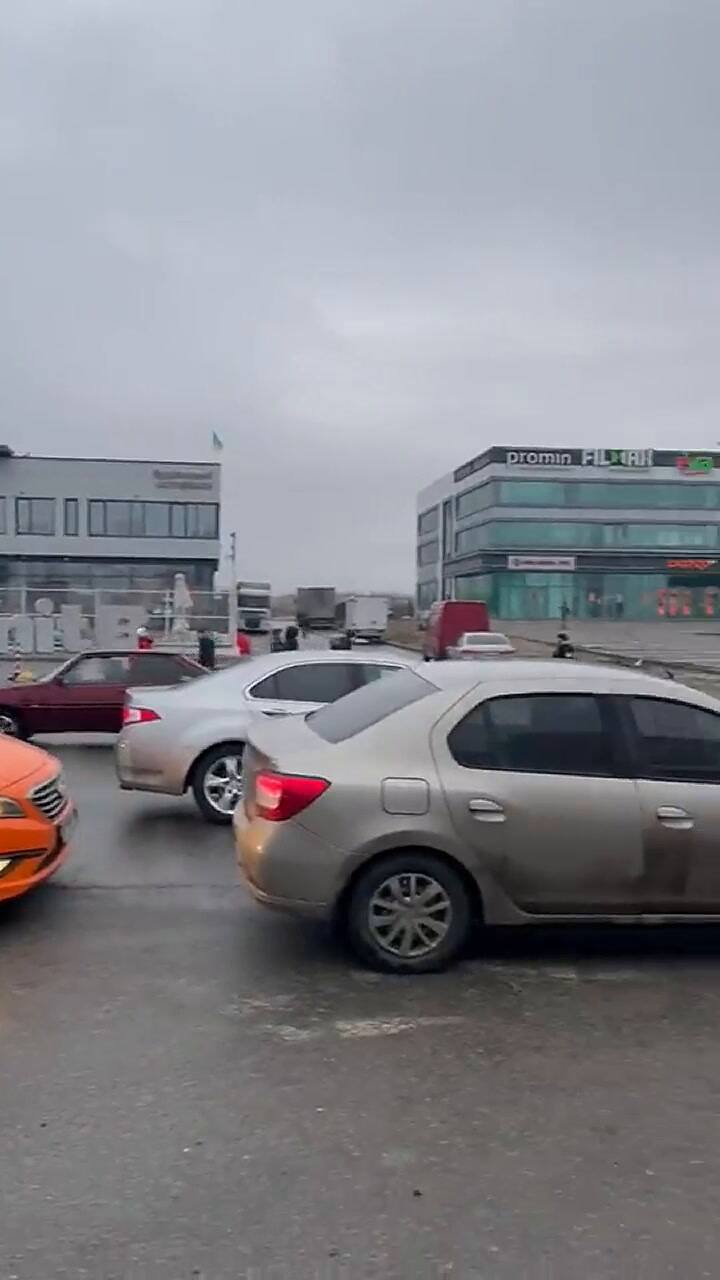 Las personas en Kiev que intentan abandonar la ciudad temerosos de que los ataques los afecten